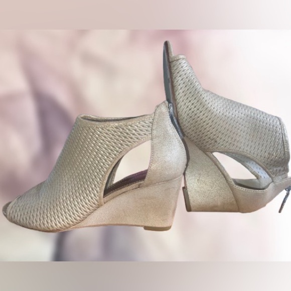 NWOT, Donald/Pliner perforated metallic leather wedge, sz 8.5 - Picture 1 of 7